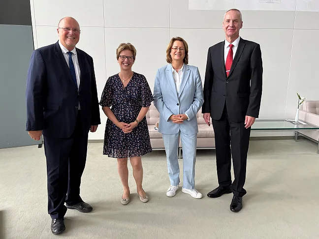 Festredner Prof. Dr. Frank Arloth, Justizsenatorin Dr. Claudia Schilling, Bürgerschaftspräsidentin Antje Grotheer und Hans-Jürgen Erdtmann, Leiter der JVA Bremen im Haus der Bürgerschaft