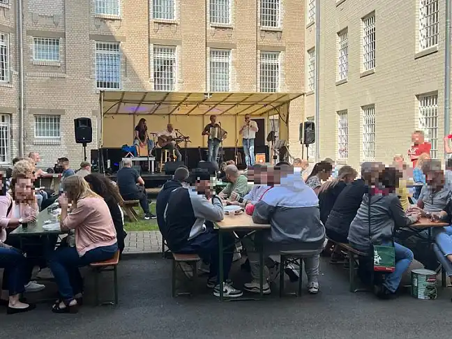 Bild von dem Konzert und den Besucher:innen